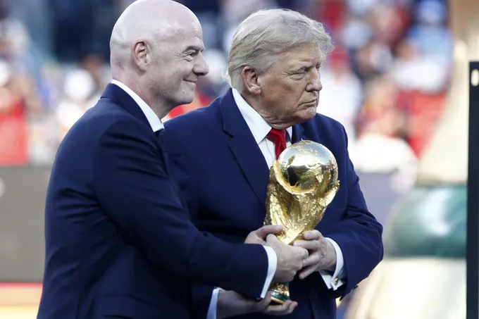 أزمة حادة تهدد مستقبل إنفانتينو بعد رفض يويفا وكونكاكاف خطة خصخصة كأس العالم