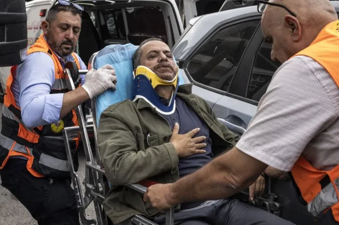 فلسطيني يُقتل وآخرون يُصابون في هجمات مستوطنين على الضفة الغربية