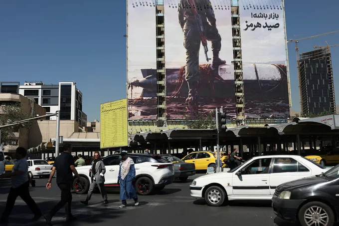 ترامب يلوّح بعملية عسكرية جديدة ضد إيران وبراك لا يستبعد ضربة نهاية الأسبوع