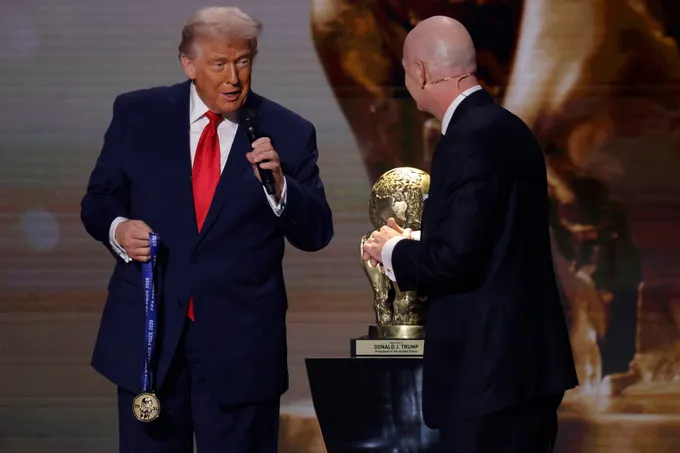 50 برلمانياً أوروبياً يطالبون الفيفا بالتحقيق مع إنفانتينو بسبب جائزة السلام لترامب