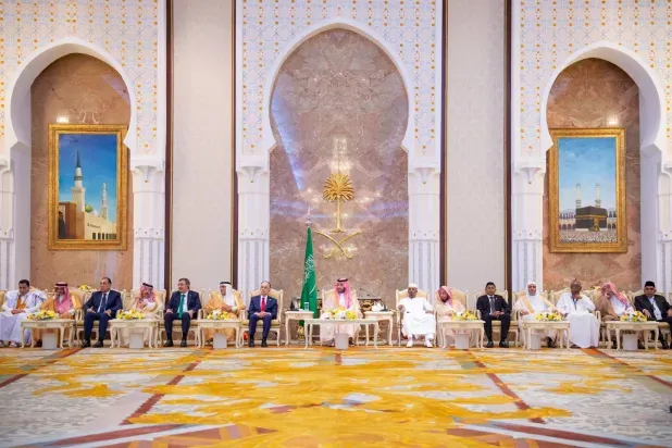 ولي العهد السعودي يستقبل والد الرئيس السوري أحمد الشرع في موسم الحج