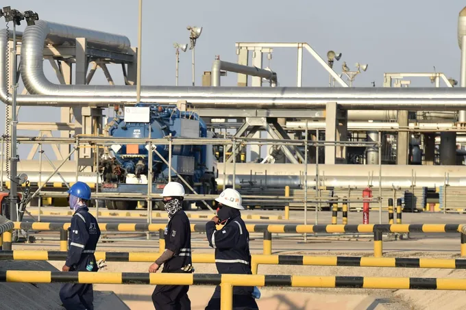 هجوم على خط «شرق-غرب» يُخرجه من الخدمة أسابيع ويدفع النفط فوق 2%