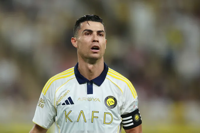 رونالدو يلمح إلى اعتزاله قريباً بعد 25 عاماً من المجد