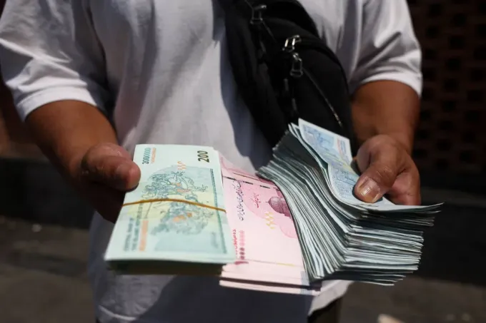 الريال الإيراني يتجاوز حاجز مليوني ريال للدولار في أدنى مستوى تاريخي