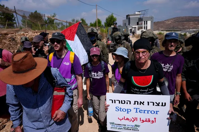 مستوطنون يواصلون حصار عائلات فلسطينية في قصرة للأسبوع الثاني وسط تصاعد الهجمات على الضفة