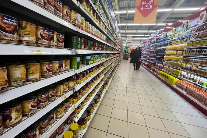 تضخم مصر يتراجع سنوياً إلى 13.9% مع تباين في قراءة الواقع المعيشي