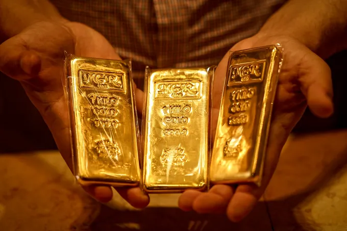 الذهب يواصل مكاسبه بدعم بيانات وظائف ضعيفة والنفط يتراجع مع تقدم محادثات واشنطن وطهران