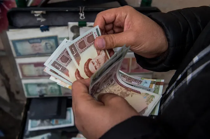 الريال الإيراني يتهاوى وبيسنت يعلن عزل نفطي كامل لطهران