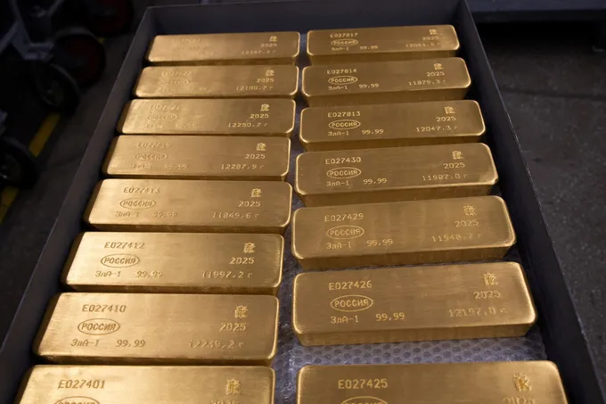 الذهب يرتفع والنفط يتراجع مع ترقب الأسواق مسار الدبلوماسية الأمريكية الإيرانية