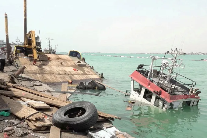 هجمات حوثية تُوقف ميناء المخا وتُخلّف قتلى وخسائر بـ79 مليون دولار