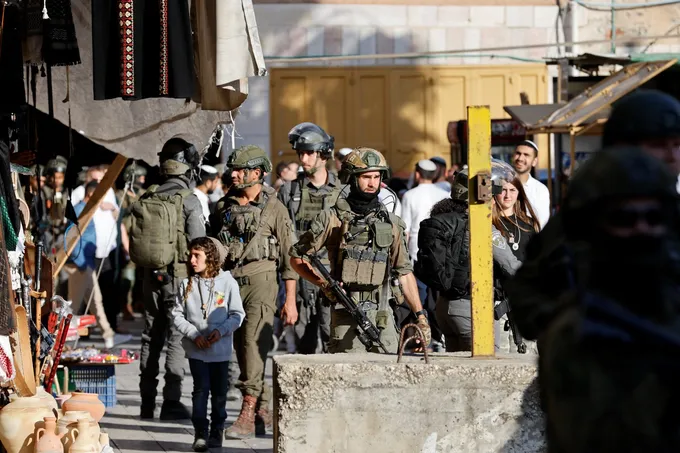 الجيش الإسرائيلي يعتقل 20 فلسطينياً في الضفة الغربية بينهم 5 نساء