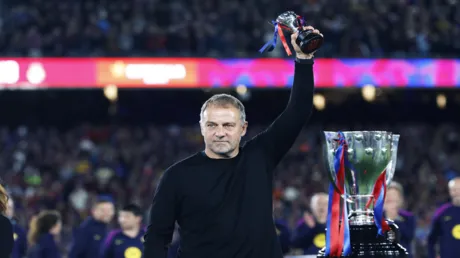 فليك يجدد عقده مع برشلونة حتى 2028 عقب التتويج بالليغا