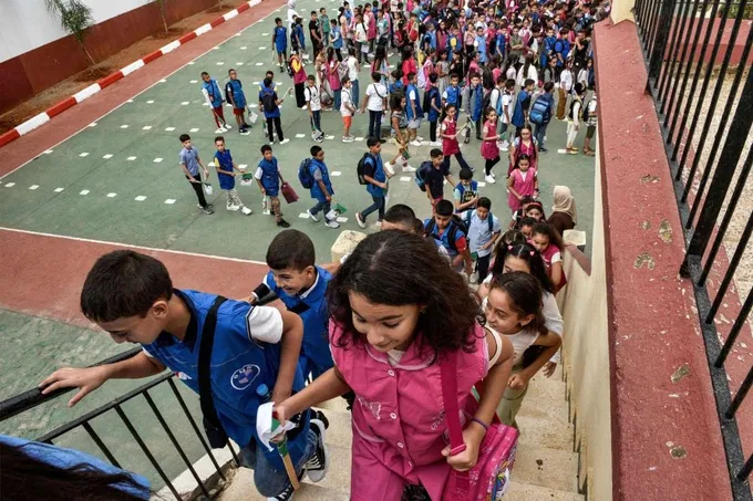 الجزائر تُقدّم الإنكليزية على الفرنسية في التعليم الابتدائي بدءاً من 2026